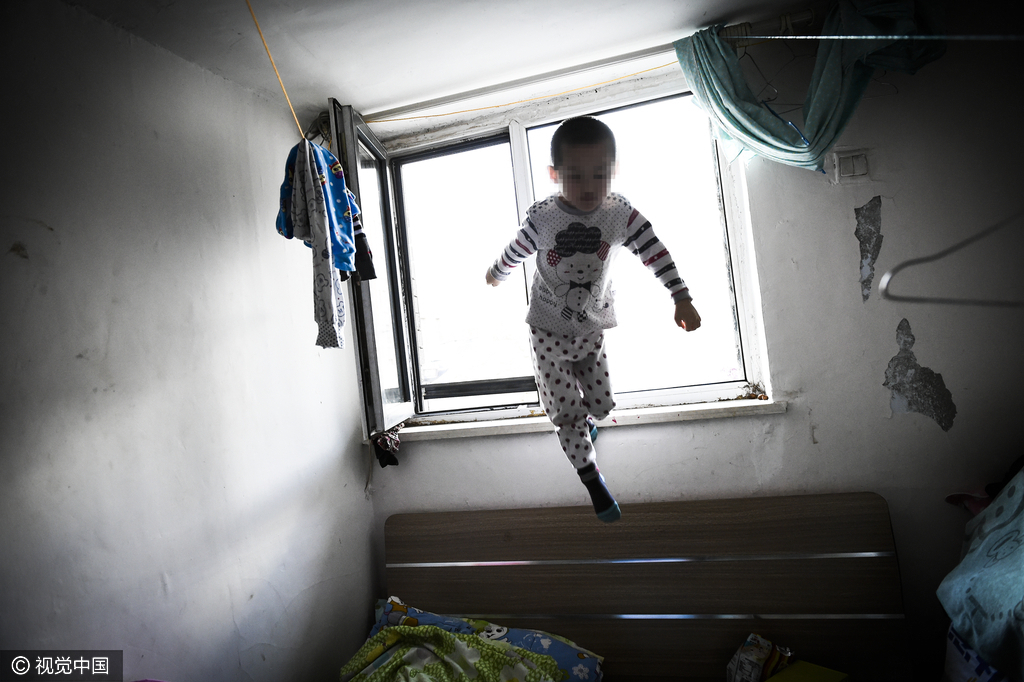 图片故事:蜗居地下室的三个自闭症患儿