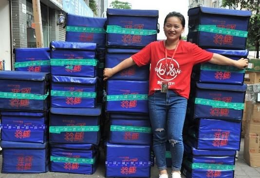 京东女快递员搬货送货样样全能,你知道她们一