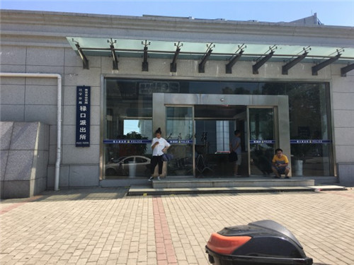 卷入家庭风波 年轻女保姆被扒光摆姿势拍裸照