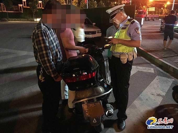 公交司机驾报废摩托车上路被查 A1、E驾照一