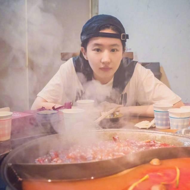 刘亦菲杨幂赵丽颖,究竟什么脸型容易出现双下