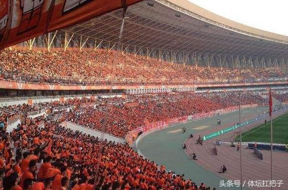 中超球迷吐槽山东鲁能主场矿泉水15元一瓶,俱