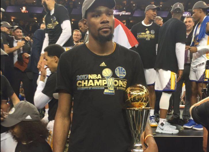 杜兰特成功拿到个人的首个总冠军.