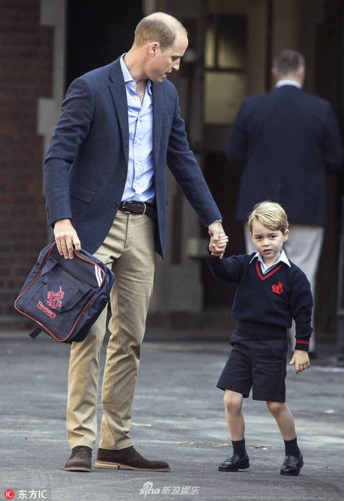 组图:威廉王子送儿子上学 大手牵小手父爱满满