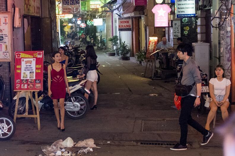 实拍越南夜生活,一边是纸醉灯谜,一边是艰难生活