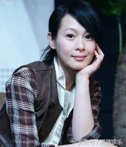 48岁刘若英一家,老公背景显赫儿子似爸,今变大