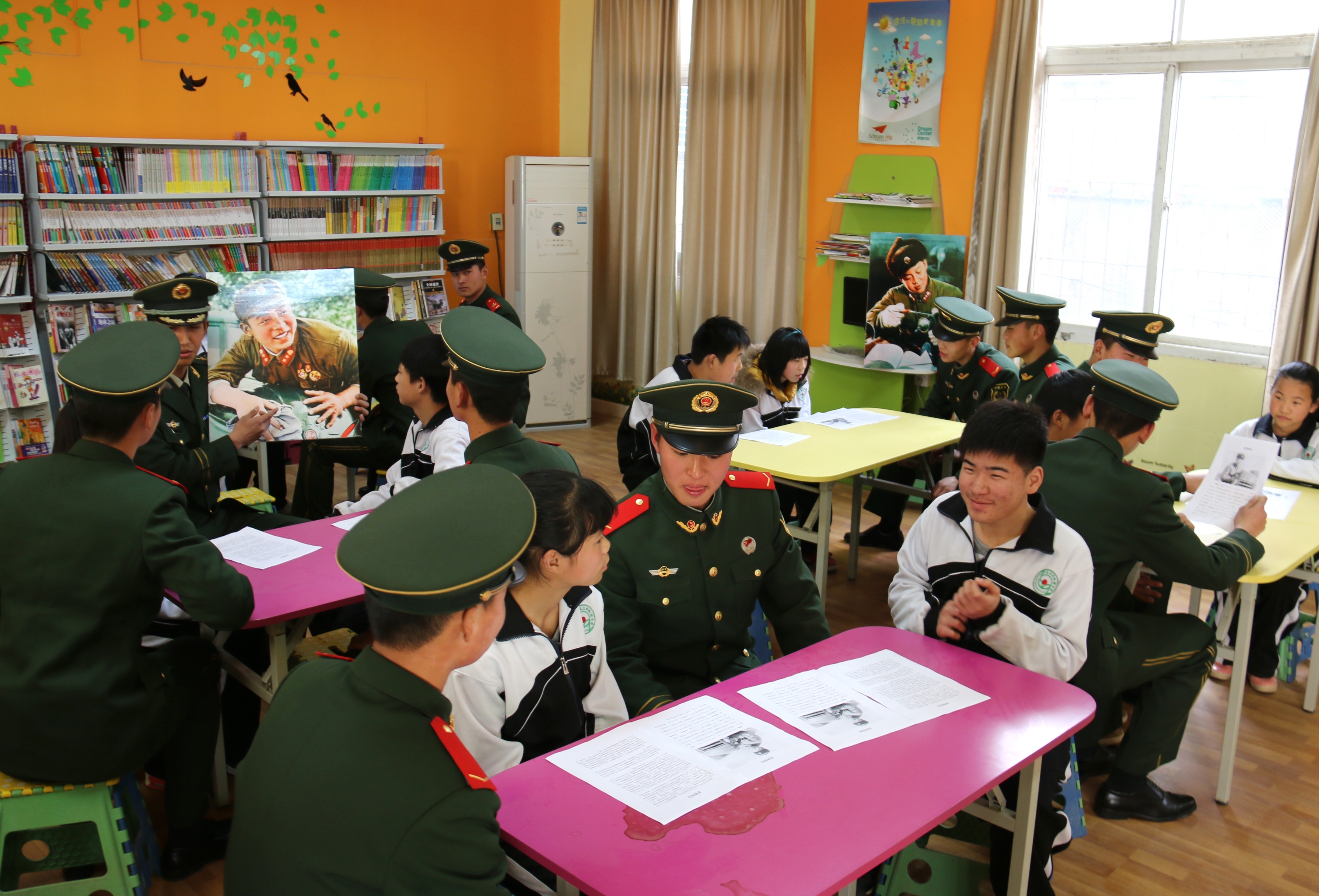 2015年雷锋日当天,武警湖北总队一支队官兵到驻地小学开展国防教育,宣讲雷锋英雄事迹。唐海磊摄