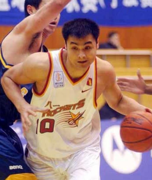 跟中国篮球队打球太危险!朱芳雨打到对手脑震