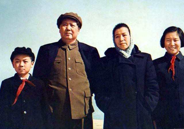 毛主席的侄子毛远新,17年刑满释放后:腿瘸拄拐