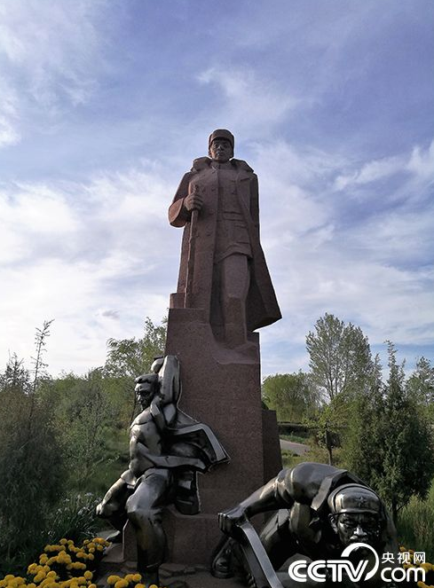 慕生忠雕塑坐落在“将军楼”前方。据介绍,慕生忠和战士们刚到格尔木时,这里还荒无人烟,战士一时找不到格尔木到底在哪里。慕生说,我们战士站着的地方,就叫格尔木!他们在河滩边搭起6顶帐篷的地方,成了格尔木市的首个居住区,格尔木市的现代史就此开始。