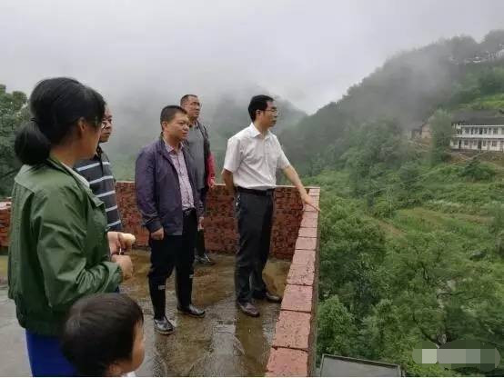 湖南新邵县领导分赴乡镇指导防汛扶贫等多项工