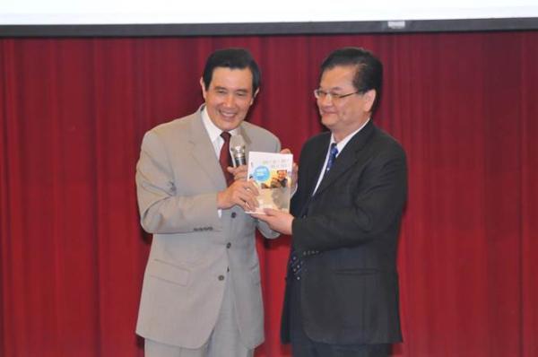 马英九批两岸服贸协议中断：台湾自甘落后