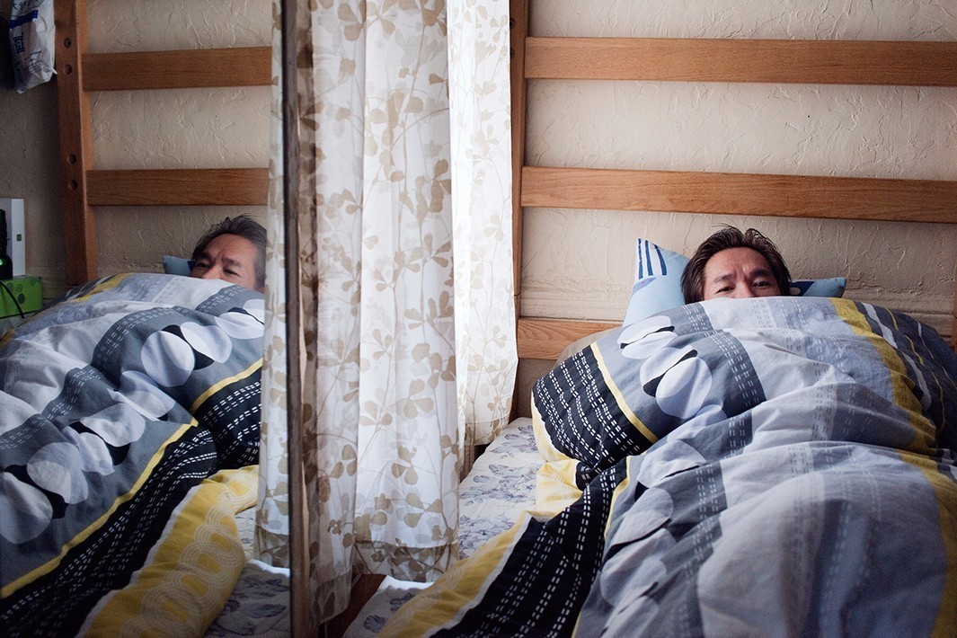 国外摄影师跟拍蜗居纽约的华人家庭13年