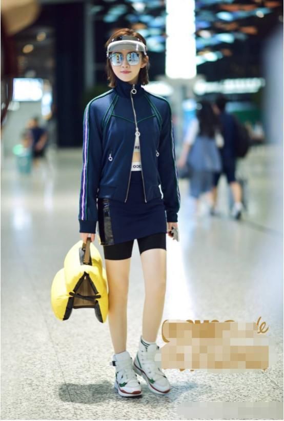 景甜机场上身长袖外套下身短裙配短裤,背冬季