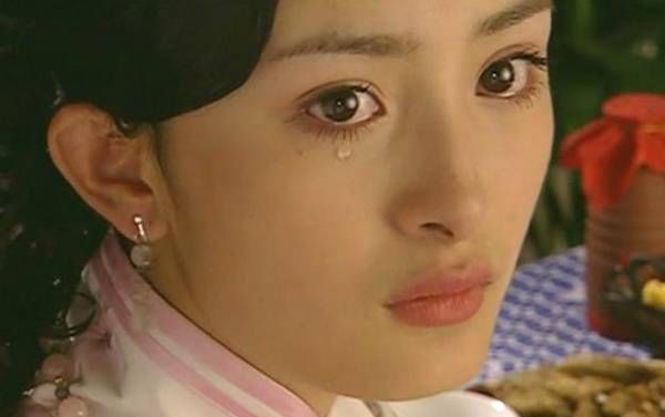 杨幂14年前给孙俪做陪衬 那时的下巴还没这么