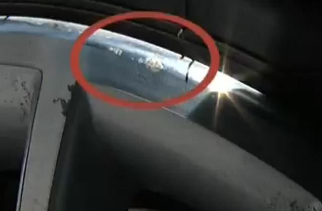 宝马刚买回来没多久轮毂就被腐蚀,4S店:这是正