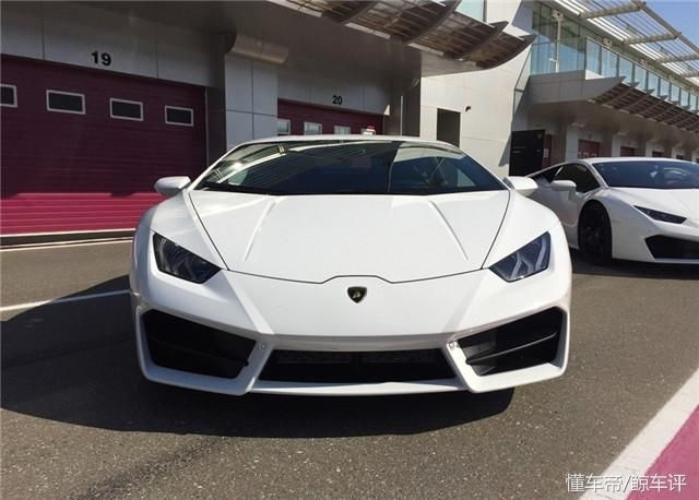 它是最便宜的兰博基尼标配后驱,比同价位的保