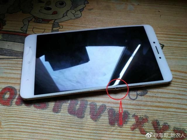 小哥车祸把小米手机撞弯 掰直后还能正常使用