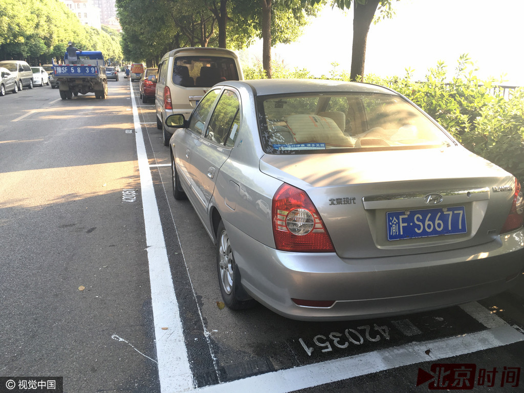武汉路边停车位重新划线 各车位都有了证件号