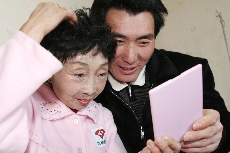 与相亲对象的母亲聊天,探讨追相亲对象,没想到