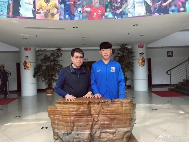 中国队终于拿足球比赛冠军了!周到君带你走进