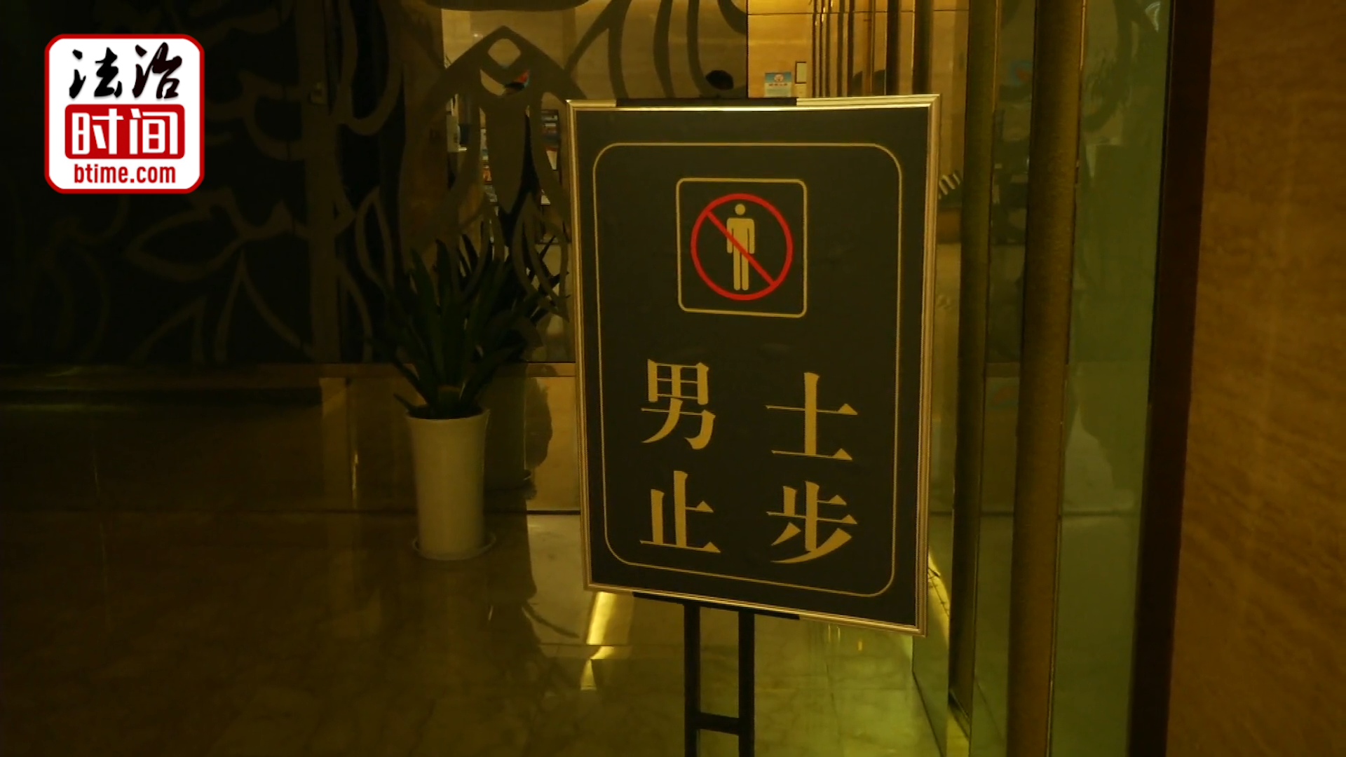 崩溃!仨女孩女浴池内洗澡 一回头竟发现惊恐一幕 崩溃!仨女孩女浴池内洗澡 一回头竟发现惊恐一幕