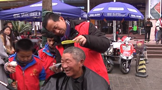 首届中国全媒体公益年会:向善的力量-志愿者免费为大家剪头 首届中国全媒体公益年会:向善的力量-志愿者免费为大家剪头