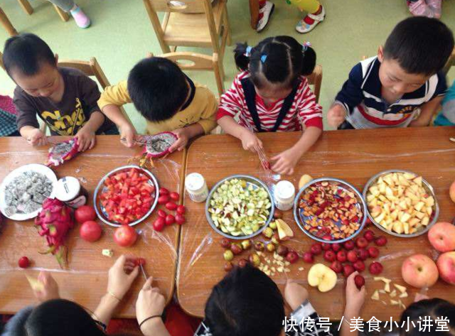 幼儿园摆拍孩子吃水果照片,拍完就收走,家长知