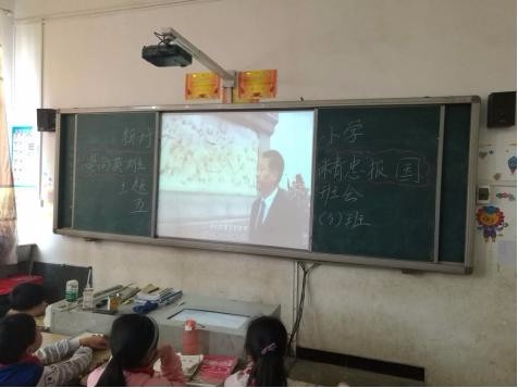 新圩小学开展崇尚英雄 精忠报国主题班会