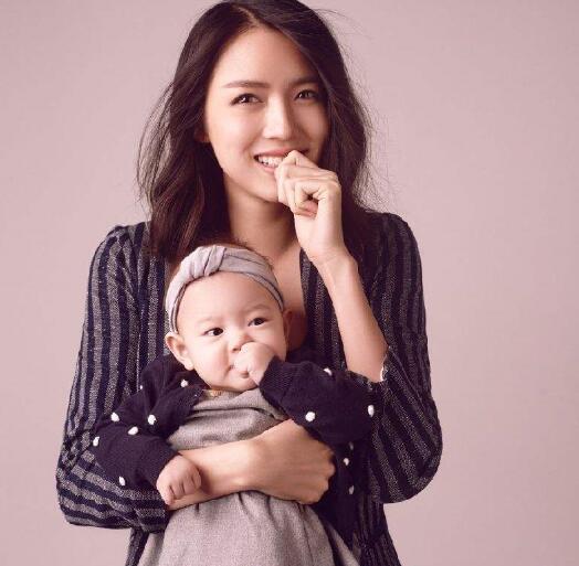 张梓琳晒女儿照道晚安 穿着碎花吊带裙露出肉肉的手臂