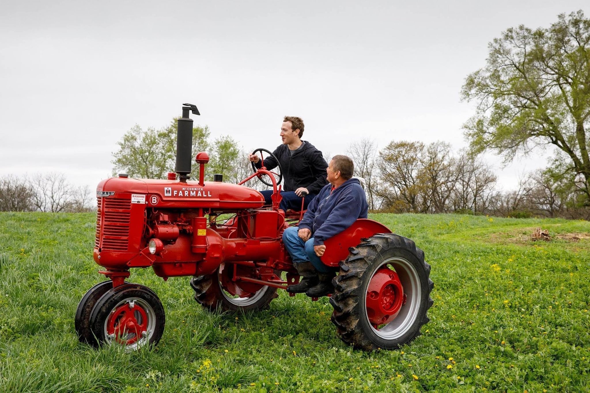 扎克伯格在甘特家族农场开拖拉机以下为文章主要内容:今年3月份,马克