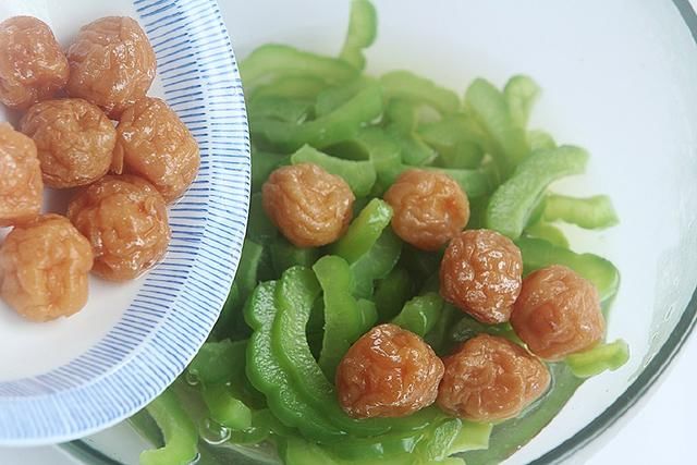 这菜夏天吃正好,开胃又泻火,我家隔三差五就做