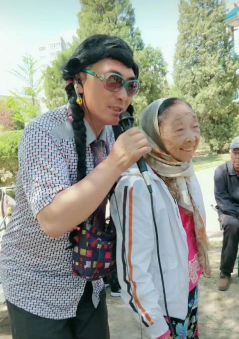 50岁丈夫82岁妻 昔日老妻少夫如今靠直播打赏生活