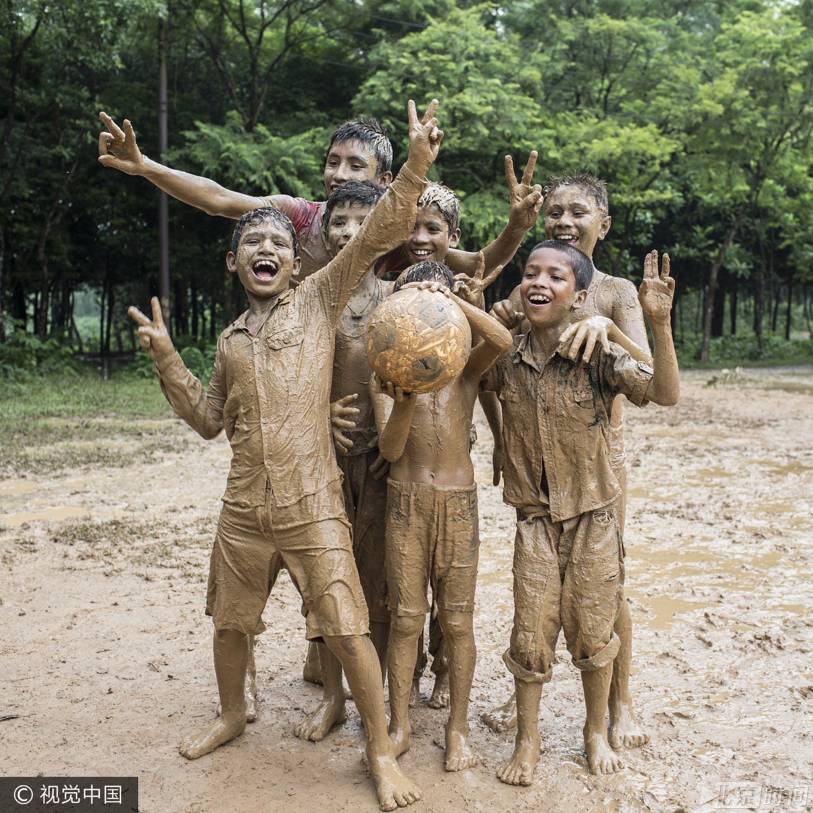 孟加拉少年泥地踢足球 泥浆裹身嗨翻了