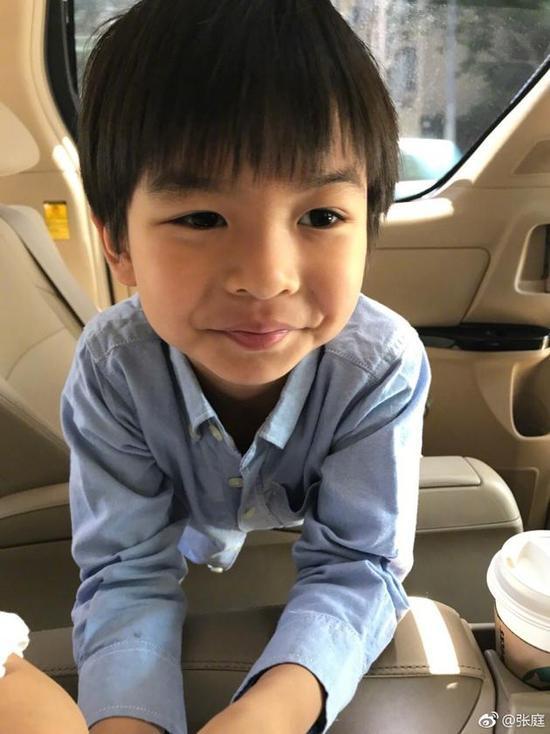 张庭儿子齐刘海乖巧 才五岁就懂体贴女同学