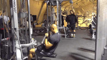 4个肩部训练动作,3点注意事项,让你的三角肌棱