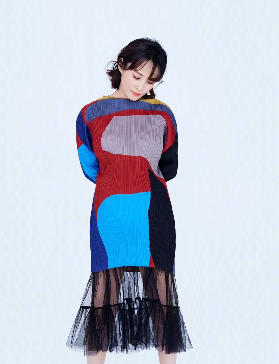 古装女神蒋勤勤高龄产妇孕照,时尚短发气质不