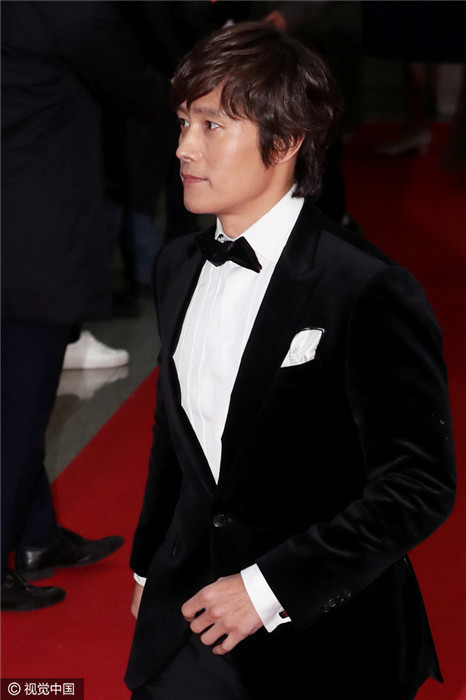 李秉宪独撑大钟奖红毯 朴夏恩踩恨天高摔倒走光 李秉宪独撑大钟奖红毯 朴夏恩踩恨天高摔倒走光