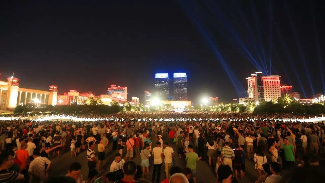 惊呆了,八一广场人山人海的背后竟是因为这个