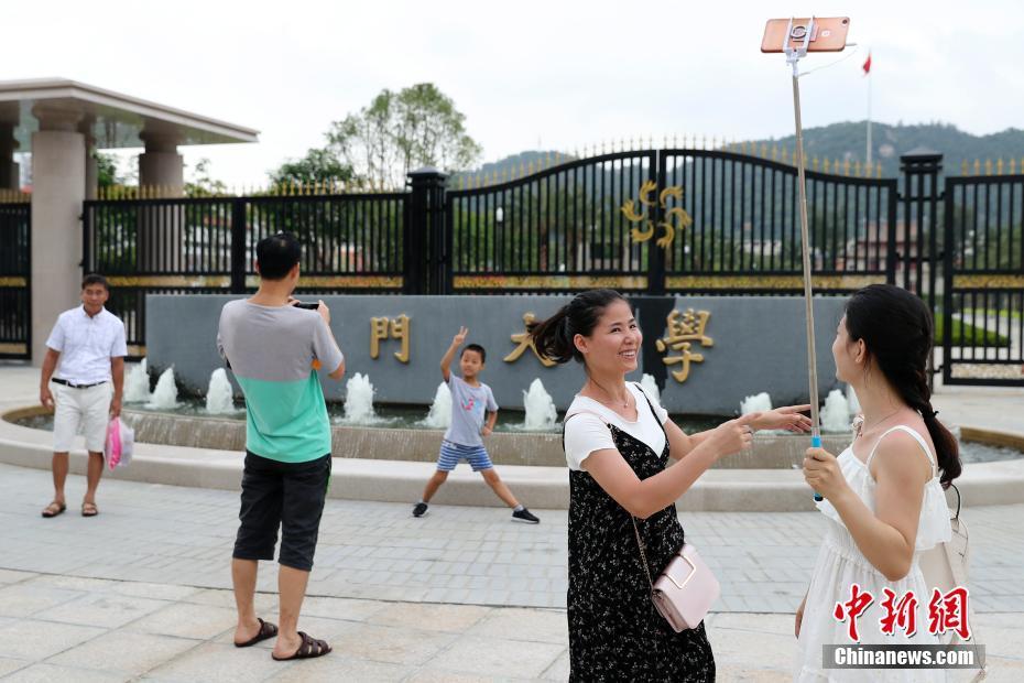 9月2日，市民在厦门大学校门前留影。9月3日至5日，金砖国家领导人第九次会晤将在厦门举行。 中新社记者 盛佳鹏 摄