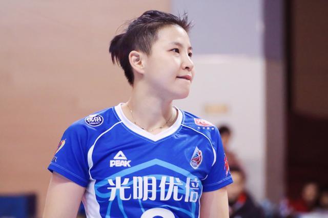 女排出现在联赛赛场,只是偶有登上看台和老公方颖超一起看球的画面