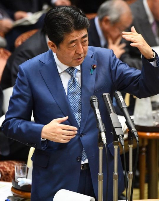 安倍遭议员挑衅"睡得着吗" 脱口而出:睡得特别香-北京时间