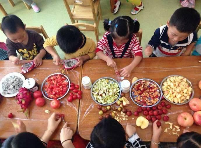 幼儿园摆拍孩子吃水果照片,拍完就收走,家长知