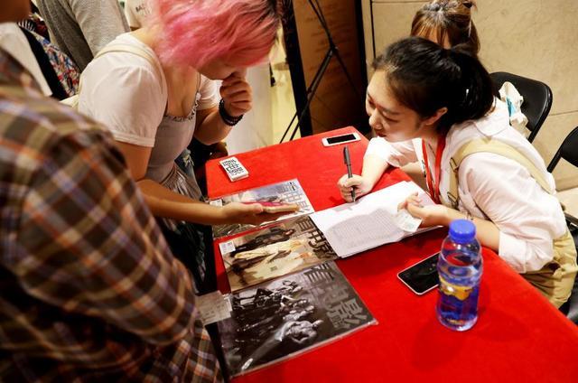 鲍鲸鲸在观影会感到愤怒?「闪光少女」大好青春首映见面观影 鲍鲸鲸在观影会感到愤怒?「闪光少女」大好青春首映见面观影