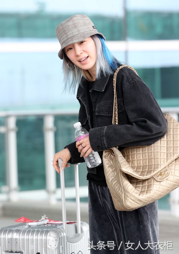 韩国模特Irene Kim短款牛仔外套配金丝绒裤,非