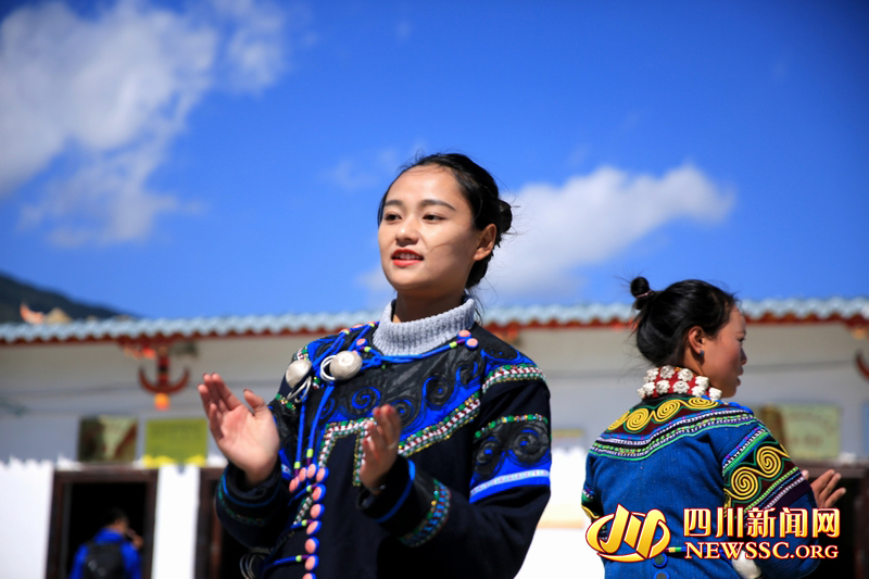 穿著阿都彝族服飾的美麗彝族女孩