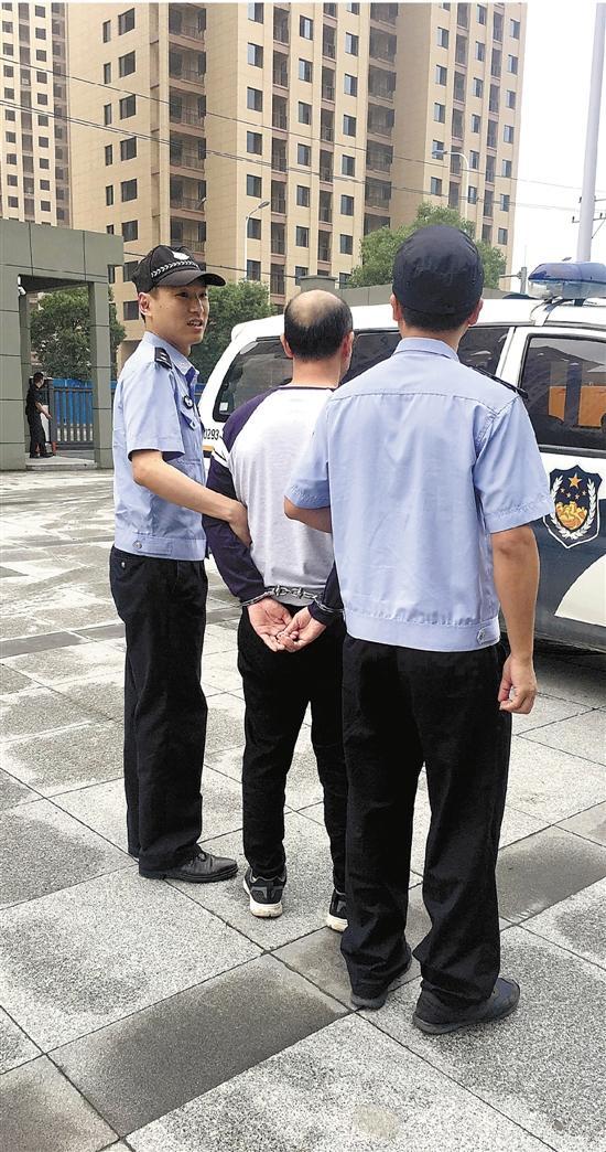 潛逃22年的他突然被警察帶走