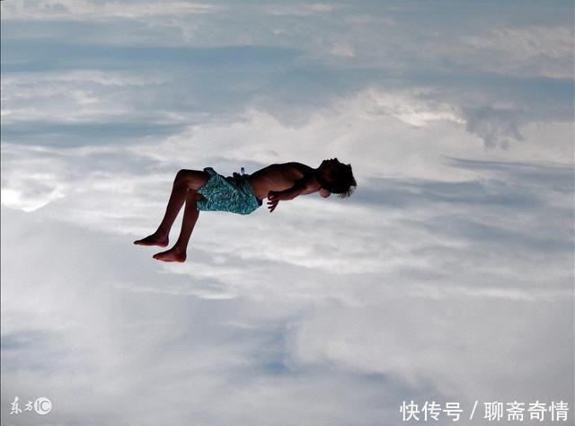 父亲去世,女儿梦到父亲说床下有钱,醒来后一翻