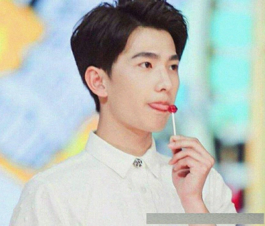 明星吃棒棒糖:赵丽颖可爱,热巴很文艺,韩庚用脚