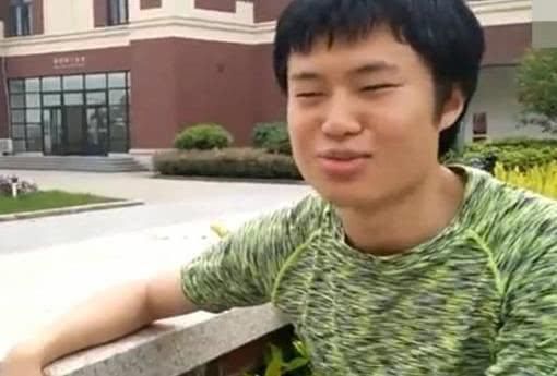 大学男生选错游泳课误进女生班!网友:这跑步姿